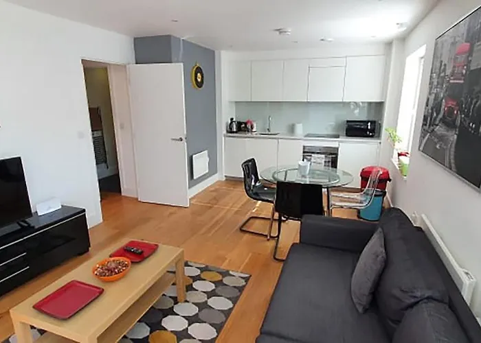 Bright & Spacious Double Bedroom With Ensuite And Concierge! Paid Parking Available