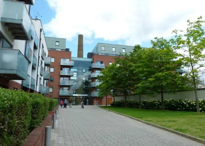 Bright & Spacious Double Bedroom With Ensuite And Concierge! Paid Parking Available