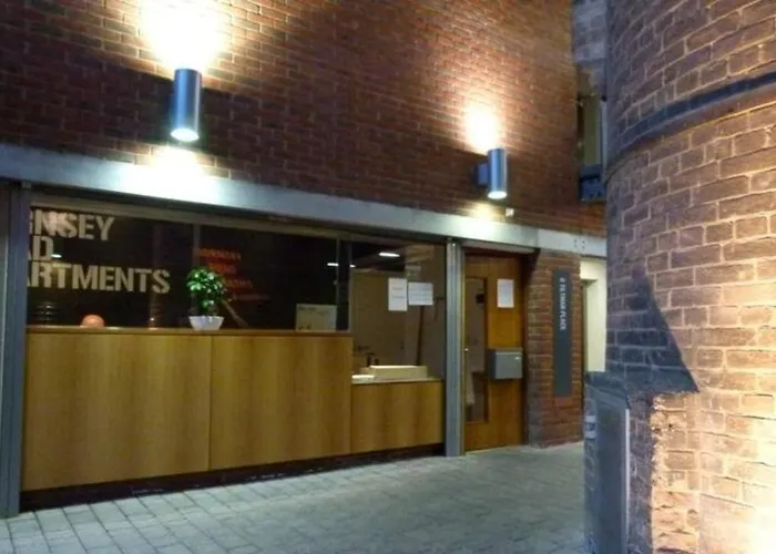 Bright & Spacious Double Bedroom With Ensuite And Concierge! Paid Parking Available